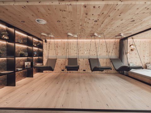 Bilder aus der Sportalm Moderner Ruheraum mit Holzverkleidung und hängenden Liegestühlen