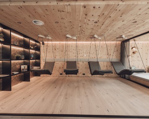 Bilder aus der Sportalm Moderner Ruheraum mit Holzverkleidung und hängenden Liegestühlen