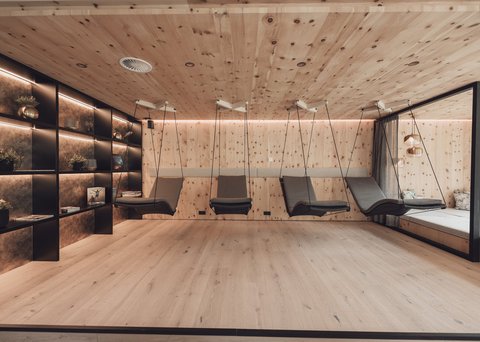 Bilder aus der Sportalm Moderner Ruheraum mit Holzverkleidung und hängenden Liegestühlen