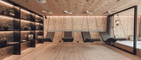Bilder aus der Sportalm Moderner Ruheraum mit Holzverkleidung und hängenden Liegestühlen