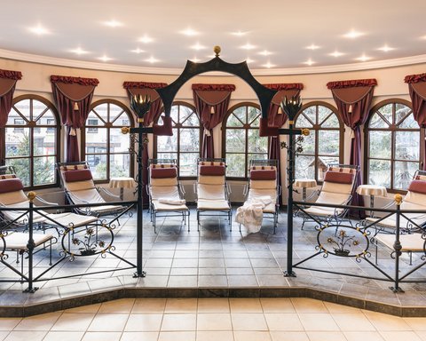 Bilder aus der Sportalm Ruhiger Ruheraum mit Liegestühlen und dekorativen Vorhängen und Fenstern