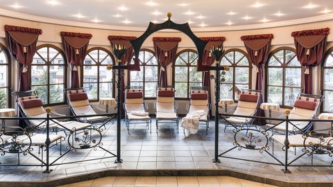 Bilder aus der Sportalm Ruhiger Ruheraum mit Liegestühlen und dekorativen Vorhängen und Fenstern