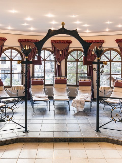 Bilder aus der Sportalm Ruhiger Ruheraum mit Liegestühlen und dekorativen Vorhängen und Fenstern