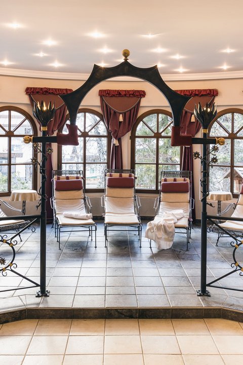 Bilder aus der Sportalm Ruhiger Ruheraum mit Liegestühlen und dekorativen Vorhängen und Fenstern