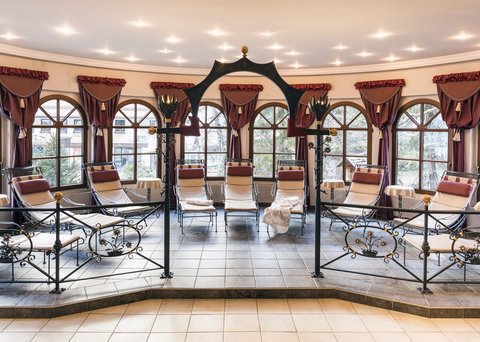 Bilder aus der Sportalm Ruhiger Ruheraum mit Liegestühlen und dekorativen Vorhängen und Fenstern