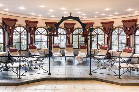 Bilder aus der Sportalm Ruhiger Ruheraum mit Liegestühlen und dekorativen Vorhängen und Fenstern