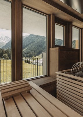 Nicht irgendein Pitztal-Resort: Alpine Resort Sportalm! Sauna mit Holzverkleidung und Blick auf Berge und Wiesen