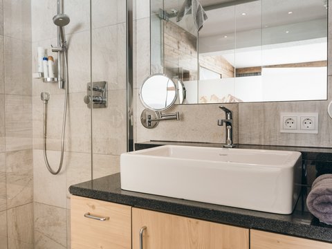 Bilder aus der Sportalm Helles Badezimmer mit Waschbecken, Spiegel und Dusche