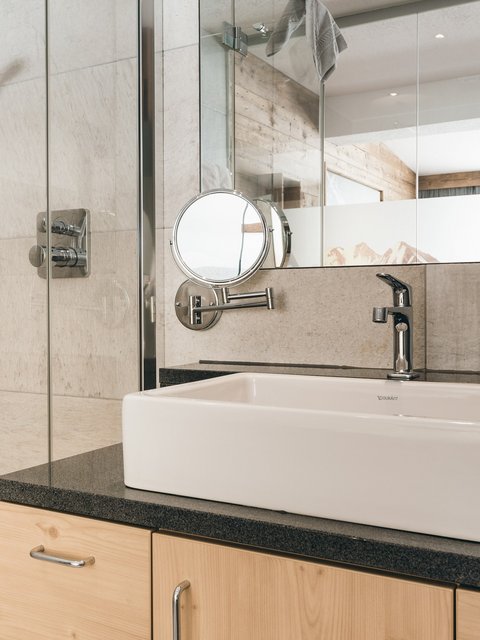 Bilder aus der Sportalm Helles Badezimmer mit Waschbecken, Spiegel und Dusche