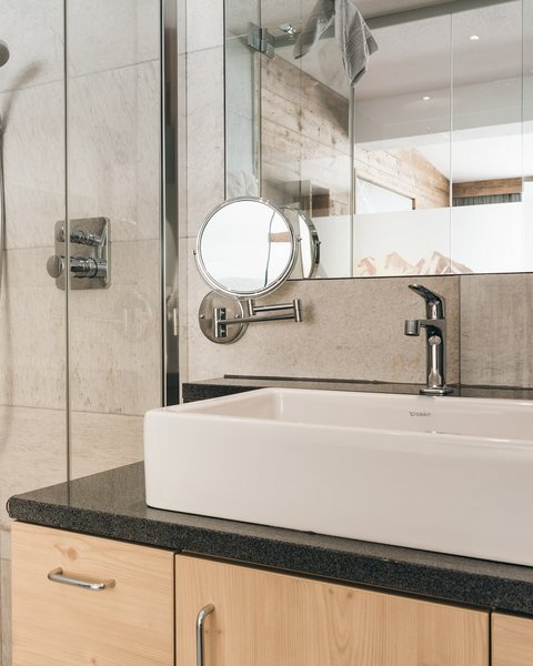 Bilder aus der Sportalm Helles Badezimmer mit Waschbecken, Spiegel und Dusche