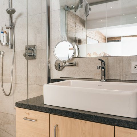 Bilder aus der Sportalm Helles Badezimmer mit Waschbecken, Spiegel und Dusche