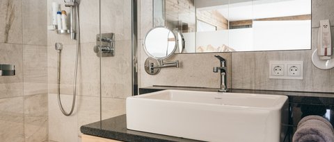 Bilder aus der Sportalm Helles Badezimmer mit Waschbecken, Spiegel und Dusche