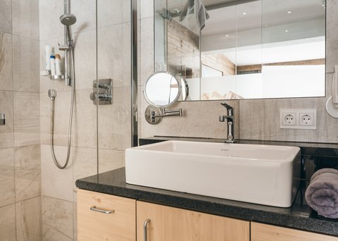 Bilder aus der Sportalm Helles Badezimmer mit Waschbecken, Spiegel und Dusche