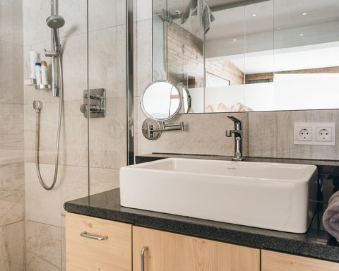 Bilder aus der Sportalm Helles Badezimmer mit Waschbecken, Spiegel und Dusche